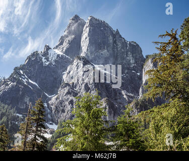 La Montagne Brumeuse Baring encadrées par les arbres forestiers dans l'Index, Washington le sentier de randonnée du lac Barclay Banque D'Images