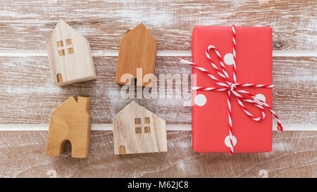 Chambre Modèle avec boîte-cadeau sur fond de table en bois en vue de dessus Banque D'Images