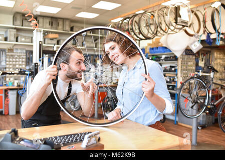 Dans client et revendeur location shop - achat et réparation de bicyclettes - service clientèle Banque D'Images