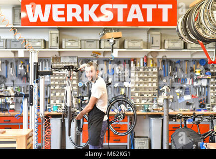 Mécanicien vélo sympa et compétent dans un atelier de réparation de vélo Banque D'Images