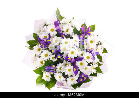 Bouquet de fleurs de camomille, des chrysanthèmes blancs et violet iris, russus, lilas paquet. La couleur, le contraste. Une maison de vacances, un cadeau pour une femme. Sma Banque D'Images