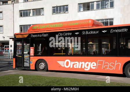 Royal Parade sur la façon d'Amada en centre-ville de Plymouth, Devon, UK. Un Flash Orange bus fonctionnant au gaz. Circa 2018 Banque D'Images