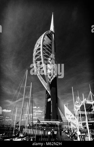 La tour Spinnaker à Portsmouth, tourné en noir et blanc Banque D'Images