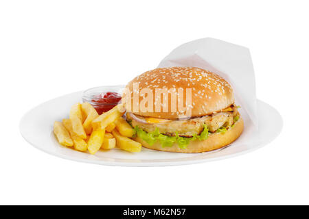 Burger avec frites et ketchup, sauce barbecue. Vue de côté. Servir, servir pour un café, un restaurant dans le menu. Sur fond blanc, isolé Banque D'Images