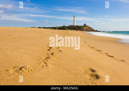 Traces sur le sable à la plage de Zahora menant au phare de Trafalgar dans la province de Cadix, Andalousie, Espagne Banque D'Images