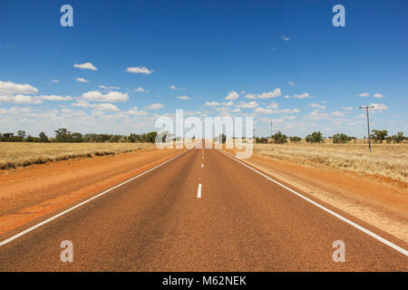 À vide, sur une journée ensoleillée dans le désert dans l'arrière-pays australien. Road Trip travel concept. Visionnaire, horizon, avenir symbolisme Banque D'Images