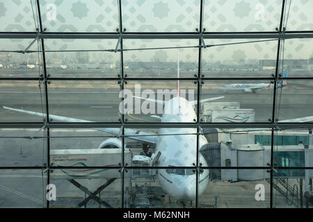 En attente d'un avion au décollage parqués dans l'aéroport international de Dubaï, Emirats Arabes Unis. Banque D'Images