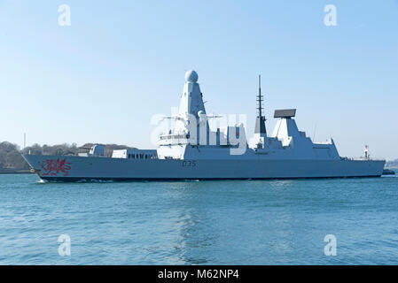 Plymouth, Devon, Angleterre, Royaume-Uni. Le HMS Dragon un type 45 destroyer de défense aérienne de classe audacieuse au départ de Devonport. Février 2018 Banque D'Images