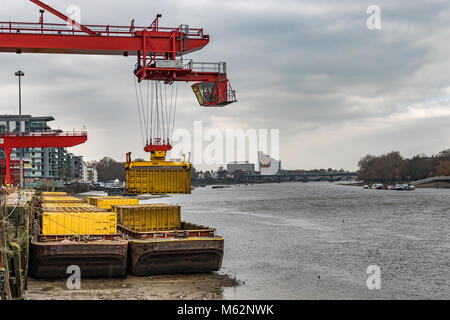 Grue de manutention de conteneurs à déchets Western Riverside près de l'autorité du pont de Wandsworth, les lieux d'un conteneur de déchets domestiques dans une péniche sur la Tamise Banque D'Images