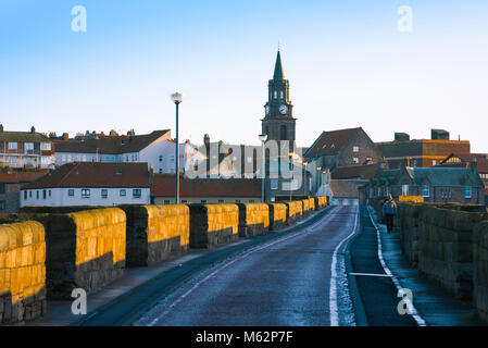 Le Northumberland England,voir au lever du soleil le long de l'ancien 17e siècle pont sur le Tweed menant à la ville frontière de Bridport, England, UK Banque D'Images