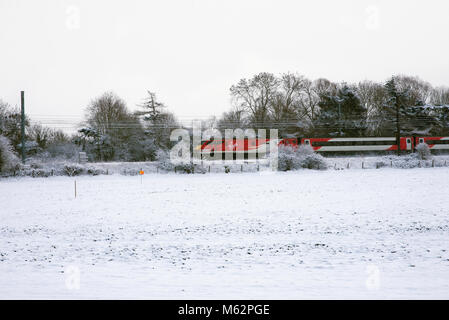 Virgin Côte Est le train à grande vitesse dans la neige Banque D'Images