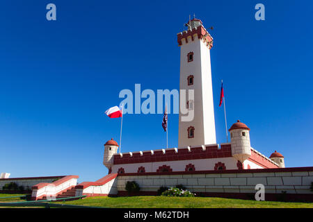 Vue splendide de La Serena lighthouse sur journée ensoleillée et chilien drapeaux au vent, Chili Banque D'Images