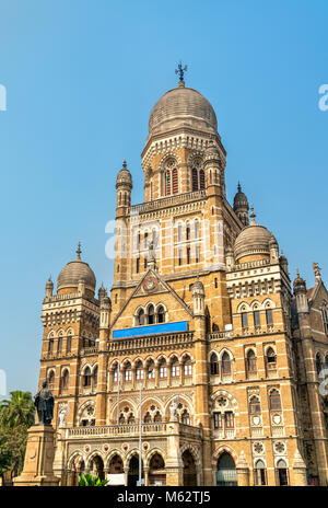 Corporation municipale bâtiment avec statue de Shah Phiroz Mehta. Construit en 1893, c'est un bâtiment du patrimoine à Mumbai, Inde Banque D'Images