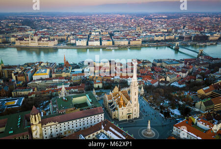 Budapest, Hongrie - Vue Aérienne Vue sur l'horizon du côté Buda de Budapest avec le célèbre l'église Matthias, pont à chaînes Széchenyi et le Parlement de Hongrie à Banque D'Images