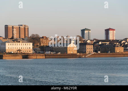 Plymouth, Devon, Angleterre, Royaume-Uni. Propriétés anciennes et nouvelles le long de la berge de la Rivière Tamar à Devonport. Février 2018 Banque D'Images