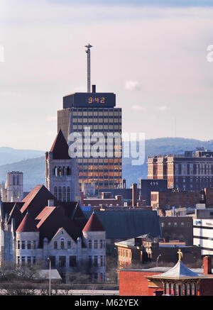 Syracuse, New York, USA. Le 26 février 2018. Vue de l'Hôtel de ville de Syracuse et l'un des tours d'AXA dans le centre-ville de Syracuse, New York Banque D'Images