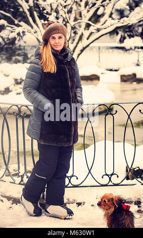 San Sebastian, Spain-February 28,2018 : femme avec son chien marche sous la snowy city Banque D'Images