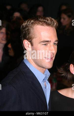 New York City 2002 FILE PHOTO JAMES VAN DER BEEK ET FIANCÉ HEATHER McCOMB Photo de John Barrett-PHOTOlink Banque D'Images