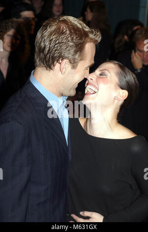 New York City 2002 FILE PHOTO JAMES VAN DER BEEK ET FIANCÉ HEATHER McCOMB Photo de John Barrett-PHOTOlink Banque D'Images