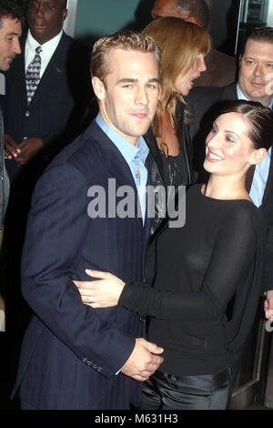 New York City 2002 FILE PHOTO JAMES VAN DER BEEK ET FIANCÉ HEATHER McCOMB Photo de John Barrett-PHOTOlink Banque D'Images
