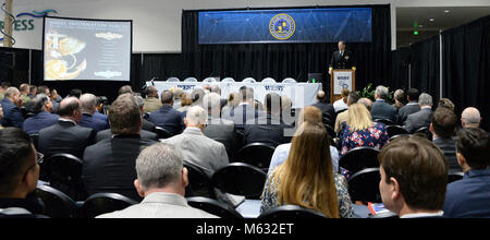 SAN DIEGO (fév. 6, 2018) Vice-amiral de la Marine américaine. Matthieu Kohler, commandant, Commandement des Forces d'information de la Marine (NAVIFOR), fournit une mise à jour du commandant dans la Marine américaine Information Warfare (IW) Pavilion Theatre à l'Ouest conférence 2018. L'IW pavilion démontre l'engagement de la marine La guerre à l'ère de l'information par l'utilisation de haut-parleurs, panneaux, experts en la matière et affiche une capacité d'organismes tels que le Bureau de l'administrateur en chef des opérations navales de la guerre de l'information (OPNAV N2N6), le parc automobile des États-Unis/Commande Cyber Dixième flotte (FAC/C10F), de la marine des Forces canadiennes l'information C Banque D'Images