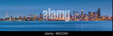 Seattle skyline panorama, au crépuscule, en vue de Seacrest Park Banque D'Images