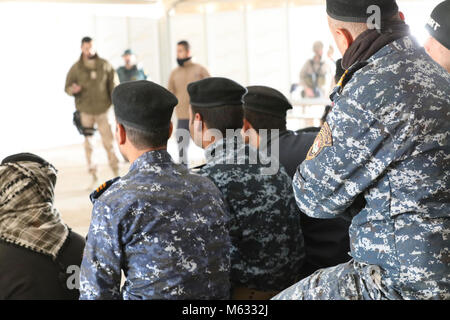 Membre de la Police fédérale iraquien affecté à 3e Bataillon, 4e Brigade, recevoir un cours sur l'industrie chimique, biologique, radiologique et nucléaire la formation à l'Iraq, complexe gamme Besmaya, le 8 février 2018. Depuis 2014, l'exploitation inhérents Résoudre les membres ont construit capacité de référence de plus de 130 000 les forces de sécurité irakiennes formées à l'encontre de l'ISIS les forces de sécurité irakiennes, il est temps d'améliorer ces capacités à prévenir la résurgence d'ISIS et d'assurer la stabilité au sein de leur nation. (U.S. Army Banque D'Images