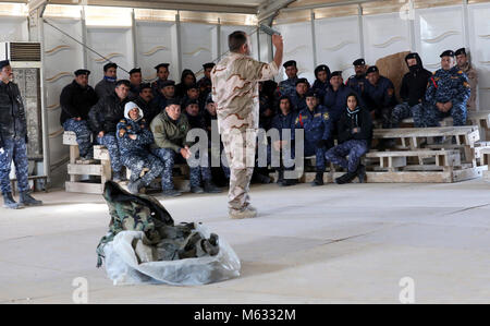 Membre de la Police fédérale iraquien affecté à 3e Bataillon, 4e Brigade, recevoir un cours sur l'utilisation de leur équipement de protection chimique à la gamme Besmaya complexe, l'Iraq, le 8 février 2018. Depuis 2014, l'exploitation inhérents Résoudre les membres ont construit capacité de référence de plus de 130 000 les forces de sécurité irakiennes formées à l'encontre de l'ISIS les forces de sécurité irakiennes, il est temps d'améliorer ces capacités à prévenir la résurgence d'ISIS et d'assurer la stabilité au sein de leur nation. (U.S. Army Banque D'Images