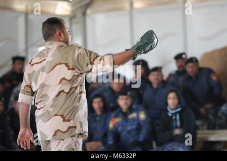 Membre de la Police fédérale iraquien affecté à 3e Bataillon, 4e Brigade, recevoir un cours sur l'utilisation de leur équipement de protection chimique à la gamme Besmaya complexe, l'Iraq, le 8 février 2018. Depuis 2014, l'exploitation inhérents Résoudre les membres ont construit capacité de référence de plus de 130 000 les forces de sécurité irakiennes formées à l'encontre de l'ISIS les forces de sécurité irakiennes, il est temps d'améliorer ces capacités à prévenir la résurgence d'ISIS et d'assurer la stabilité au sein de leur nation. (U.S. Army Banque D'Images