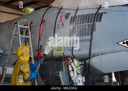 Airman Senior Michael Atkinson, 74e Unité de maintenance aéronautique chef d'équipe dédiée, le côté d'un A-10C Thunderbolt II, le 8 février 2018, à Moody Air Force Base, Ga. Senior Airman Michael Atkinson, 74e Unité de maintenance aéronautique chef d'équipe dédiée, le côté d'un A-10C Thunderbolt II, 8 janvier 2018, à Moody Air Force Base, Ga, en plus de l'entretien mécanique et électrique, UN-10 doivent être lavés tous les 180 jours ou d'environ 1 000 heures de vol afin de contrôler la corrosion causée par l'arme à feu et de résidus d'échappement du moteur. (U.S. Air Force Banque D'Images