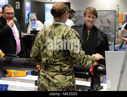 SAN DIEGO (fév. 8, 2018) Vice-amiral de la Marine américaine. Jan Tighe, Sous-chef des opérations navales de la guerre de l'information et Directeur du renseignement naval (N2N6), reçoit une brève sur capteurs sous-marins d'Aérographe 4400 2e classe Deserae Laczniak, affecté à l'océanographie Naval Special Warfare Center, tout en visitant la U.S. Navy Information Warfare (IW) pavillon à l'Ouest conférence 2018. L'IW pavilion démontre l'engagement de la marine La guerre à l'ère de l'information par l'utilisation de haut-parleurs, panneaux, experts en la matière et la capacité d'organismes tels que l'affiche O Banque D'Images