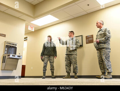 Le colonel Kerry Lovely, commandant de l'Air National Guard's training and education centre, tours des capacités 406-B, ou Vitzthum Hall, avec son personnel au cours d'une visite des principaux remodeler sur les 98 lits, 50 chambres, dortoir de plusieurs bâtiments, le 9 février 2018, sur le campus dans l'Est du Tennessee. Nommé d'après le deuxième fait appel l'éducation militaire professionnelle commandant en chef, le sergent-chef. George Vitzthum, le dortoir va bientôt rouvrir après une année complète de la construction, d'inclure l'installation de l'élévateur. (U.S. Air National Guard Banque D'Images