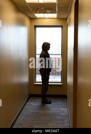 Le colonel Kerry Lovely, commandant de l'Air National Guard's training and education centre, tours des capacités 406-B, ou Vitzthum Hall, avec son personnel au cours d'une visite des principaux remodeler sur les 98 lits, 50 chambres, dortoir de plusieurs bâtiments, le 9 février 2018, sur le campus dans l'Est du Tennessee. Nommé d'après le deuxième fait appel l'éducation militaire professionnelle commandant en chef, le sergent-chef. George Vitzthum, le dortoir va bientôt rouvrir après une année complète de la construction, d'inclure l'installation de l'élévateur. (U.S. Air National Guard Banque D'Images
