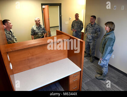 Le colonel Kerry Lovely, commandant de l'Air National Guard's training and education centre, tours des capacités 406-B, ou Vitzthum Hall, avec son personnel au cours d'une visite des principaux remodeler sur les 98 lits, 50 chambres, dortoir de plusieurs bâtiments, le 9 février 2018, sur le campus dans l'Est du Tennessee. Nommé d'après le deuxième fait appel l'éducation militaire professionnelle commandant en chef, le sergent-chef. George Vitzthum, le dortoir va bientôt rouvrir après une année complète de la construction, d'inclure l'installation de l'élévateur. (U.S. Air National Guard Banque D'Images
