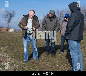 Roumanie (fév. 10, 2018) marins et civils affectés à l'installation de soutien naval (NSF) Deveselu participer à une visite du vignoble et dégustation de vins au vignoble Bauer hébergé par la commande, le moral de l'équipe de bien-être et de loisirs. NSF Deveselu et Aegis à terre de défense antimissile Roumanie sont situés dans la base militaire roumaine 99e et jouer un rôle clé dans la défense antimissile balistique en Europe orientale. (U.S. Navy Banque D'Images