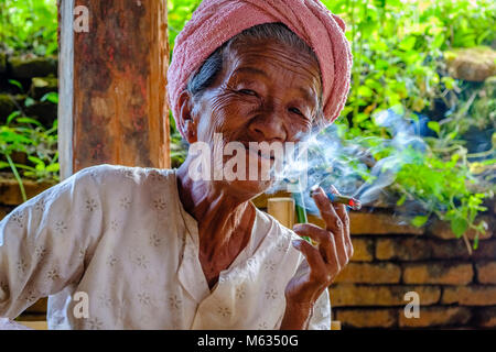 Une vieille femme est fumer un Cheerot, un cigare, dans le village d'Indein près du lac Inle Banque D'Images