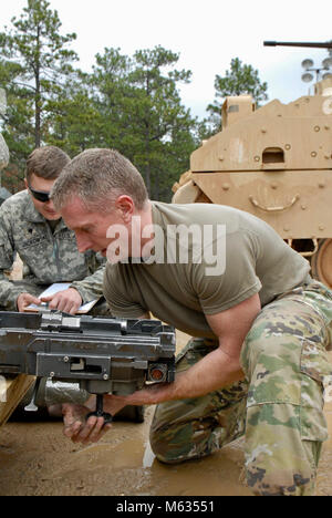 Officier de la Garde nationale de Caroline du Nord, le Colonel Robert Bumgardner, commandant de la 30e Brigade blindée de l'équipe de combat, montre comment démonter un M242 Bushmaster, 25 millimètres, entraînés par chaîne autocanon au cours de véhicule de combat Bradley entraînement à Fort Bragg, Caroline du Nord, le 10 février 2018, que la brigade se prépare pour leur prochain combat exportables (capacité de formation XCTC) de la formation. (U.S. Army Banque D'Images