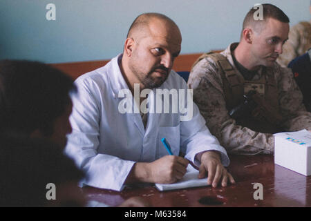 Les membres du Service avec la Force au sud-ouest (TFSW) parler avec les dirigeants de l'Hôpital régional de Shorab Shorabak au Camp, l'Afghanistan, le 1 février 2018. Homologues afghans et TFSW discuté le maintien et l'amélioration des installations médicales pour une meilleure prise en charge des soldats afghans. (U.S. Marine Corps Banque D'Images