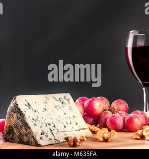 Fromage bleu, raisin et vin sur noir avec copyspace, square photo Banque D'Images