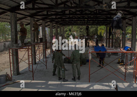 Soldats et marins de la Marine royale de Thaïlande, de Singapour et de l'Armée U.S. Navy, travailler ensemble à la construction d'une salle de classe pour l'école Wat Sombum Naram 7 février 2018, au cours de l'effort d'Or 2018 Cobra. Gold Cobra 2018 maintient l'accent sur l'action civique, humanitaire et médical de l'engagement communautaire activités menées au cours de l'exercice pour répondre aux besoins et intérêts humanitaires des populations civiles de la région. Gold Cobra exercice 2018 est un exercice annuel effectué dans le royaume de Thaïlande qui a eu lieu du 13-23 février avec sept pays participants. (U.S. Air Force Banque D'Images