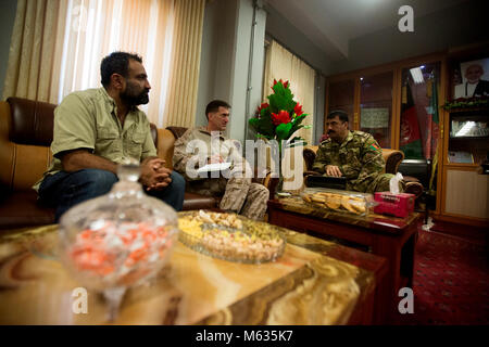 Le colonel Christopher J. Douglas (centre), la conseillère pour la zone 505ème de la Police nationale afghane (PNA) avec la Force au sud-ouest, parle avec le brigadier. Le général Daud Ghulam Tarakhel (droite), général commandant de la 505ème, l'ANP Zone au cours d'une réunion à l'Aérodrome de Bost, 7 février 2018. La réunion a permis aux principaux dirigeants pour discuter de la Défense nationale afghane et des forces de sécurité pendant le fonctionnement du progrès 11 Maiwand. (U.S. Marine Corps Banque D'Images