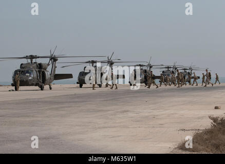 Conseil des visiteurs de marque hélicoptères UH-60 Black Hawk de l'armée après des manifestations Journée sont complets, le 9 février 2018, le Koweït Base Navale, le Koweït. Journée de l'armée a été l'ouverture de l'événement du Commandement central américain, commandants de composante conférence que l'armée américaine a permis de mettre en valeur la centrale de capacités de l'Armée de terre à la niveau du théâtre. (U.S. Army Banque D'Images