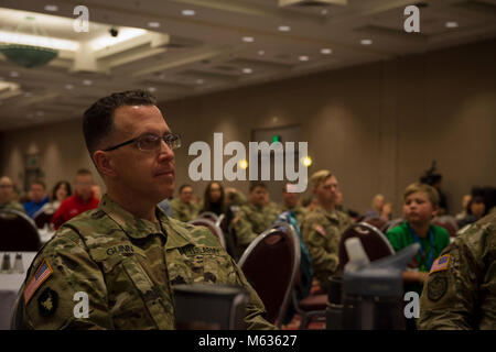 Le lieutenant-colonel Jérôme Gunn, 347e groupe d'appui régional commandant-adjoint, à l'écoute au cours d'une cérémonie pour combiné Minnesota entrant et sortant des unités de la Garde nationale au Minneapolis Convention Center le 10 février. Gunn surveillera de près de 40 soldats de la compagnie du quartier général de brigade pendant une année de déploiement au Koweït, dans le cadre de l'opération Liberté Sentinelle. Banque D'Images