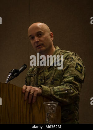 Le colonel Stephen Schemenauer, commandant du Groupe d'appui régional 347E, se félicite de l'accueil des unités sous son commandement pendant que ses adieux à un autre combiné au cours d'une cérémonie à la Minneapolis Convention Center le 10 février. Schemenauer a loué les efforts de l'équipe d'acquisition 1903Rd - récemment revenu à partir du Koweït - et dans l'élément de confiance effused du siège de la brigade de la préparation de l'entreprise pour une visite au Koweït. Banque D'Images