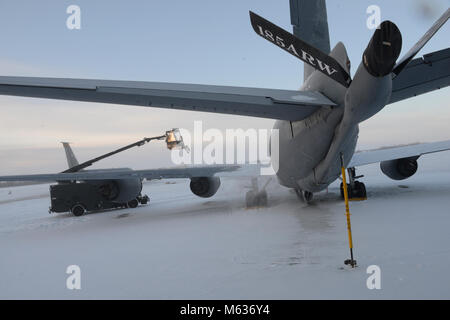 Tôt le matin avec des températures dans les deux chiffres en dessous de zéro, les chefs d'équipage de la Garde nationale aérienne de l'Iowa's 185e Escadre de ravitaillement en vol d'une nuit de neige clair squall qui a été déposé sur un KC-135 de l'US Air Force. Les aviateurs sont la préparation de l'aéronef pour le vol durant leur semaine de formation Février à Sioux City, en Iowa, le 10 février 2018. La Garde nationale aérienne des États-Unis Banque D'Images