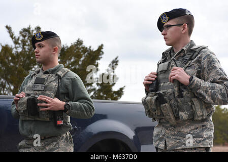 Les membres affectés à la 102e Escadron des Forces de sécurité participer à un tireur actif exercice le 10 février 2018 à Otis Air National Guard Base, Mass.) l'exercice a été conçu pour simuler la nature chaotique d'une personne qui entre dans un établissement mécontents sur la base et d'ouvrir le feu. Aviateurs de la 102e ESF a répondu rapidement à l'incident et ont travaillé ensemble dans les salles et isoler où le tireur était. La 102e Escadre de renseignement de l'équipe de l'Inspecteur général a souligné que le fait de savoir comment réagir face à des situations comme les tireurs actifs est crucial pour tous les membres de la base. Banque D'Images