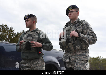 Les membres affectés à la 102e Escadron des Forces de sécurité participer à un tireur actif exercice le 10 février 2018 à Otis Air National Guard Base, Mass.) l'exercice a été conçu pour simuler la nature chaotique d'une personne qui entre dans un établissement mécontents sur la base et d'ouvrir le feu. Aviateurs de la 102e ESF a répondu rapidement à l'incident et ont travaillé ensemble dans les salles et isoler où le tireur était. La 102e Escadre de renseignement de l'équipe de l'Inspecteur général a souligné que le fait de savoir comment réagir face à des situations comme les tireurs actifs est crucial pour tous les membres de la base. Banque D'Images