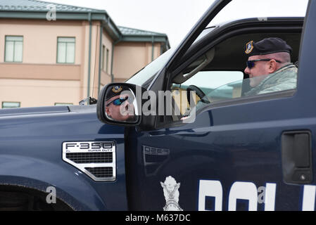 Les membres affectés à la 102e Escadron des Forces de sécurité participer à un tireur actif exercice le 10 février 2018 à Otis Air National Guard Base, Mass.) l'exercice a été conçu pour simuler la nature chaotique d'une personne qui entre dans un établissement mécontents sur la base et d'ouvrir le feu. Aviateurs de la 102e ESF a répondu rapidement à l'incident et ont travaillé ensemble dans les salles et isoler où le tireur était. La 102e Escadre de renseignement de l'équipe de l'Inspecteur général a souligné que le fait de savoir comment réagir face à des situations comme les tireurs actifs est crucial pour tous les membres de la base. Banque D'Images