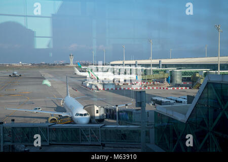 Donnant sur le côté piste à l'aéroport de Barcelone Banque D'Images