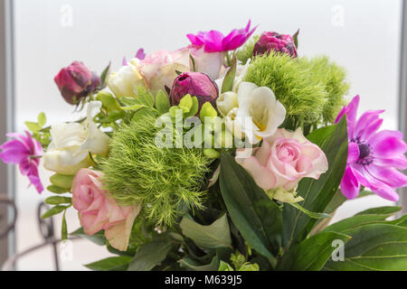 Beau bouquet de fleurs de printemps, rose, blanc et violet, roses, anémones, freesias, roses dans un vase. La mère, Anniversaire, Saint Valentin, f Banque D'Images